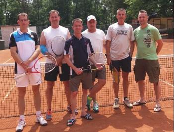 Die Herren 40 Mannschaft v.l. Christian Schrader, Michael Busse, Ronny Selig, Mike Prüfer, Ulf Gothe, Jens Müller Die Herren 40 Mannschaft v.l. Christian Schrader, Michael Busse, Ronny Selig, Mike Prüfer, Ulf Gothe, Jens Müller