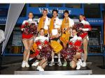 Bevor der Startschuss fiel versetzten die Cheerleader die L&auml;ufer in die richt ige Stimmung. Foto: 1