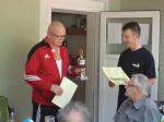 Roberto Henschke (l.) freut sich über Pokal und Urkunde für den Sieg sowie Ronny Selig über die Urkunde für Platz 3. Roberto Henschke (l.) freut sich über Pokal und Urkunde für den Sieg sowie Ronny Selig über die Urkunde für Platz 3.
