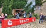 Nach dem Startschuss durch die Schlanstedter Sch&uuml;tzen ist der 18. Huy-Burgen-Lauf offiziell er&ouml;ffnet
