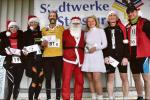 Silvio Kelle (3.v.l.) und Heidi Schwenke (3.v.r.) gewannen den ersten Platz beim Kost&uuml;mwettbewerb. Au&szlig;erdem wurden Irina Hohmann, Anke Wahl (MEDIASPORTS Leipzig) sowie Thoralf Bl&auml;ttermann (RTC Bernburg) und Henrik B&ouml;hme (FSV Nelben) f&uuml;r ihre Verkleidungen ausgezeichnet. 
