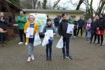 Rieke Zaschke (3. Platz), Emily Siebert (1. Platz) und Oskar Reichel (2. Platz) waren die Schnellsten &uuml;ber drei Kilometer (v.l.). Als Belohnung gab es f&uuml;r jeden eine ger&auml;ucherte Forelle.