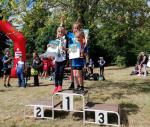 Zwei Gesamtsiegerinnen aus den Reihen der Gaensefurther: Emily Siebert (Mitte) gewann über die 2,3 Kilometer, zweite wurde Luise Bessert vom VfB Ottersleben (li.) und Schwesterchen Lotta Siebert (re.) sicherte sich den Bronzepokal. Zwei Gesamtsiegerinnen aus den Reihen der Gaensefurther: Emily Siebert (Mitte) gewann über die 2,3 Kilometer, zweite wurde Luise Bessert vom VfB Ottersleben (li.) und Schwesterchen Lotta Siebert (re.) sicherte sich den Bronzepokal.