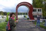 Einen Tag vor den Starts zum 50. GutsMuths-Rennsteiglauf bezogen die Bode-Runners der Gaensefurther Sportbewegung bereits Quartier in Schmiedefeld und besichtigten nat&uuml;rlich den Zieleinlauf mit dem neu errichteten „R“.