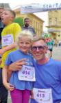 Thea und Vater René aus Hecklingen liefen fast zeitgleich &uuml;ber die Ziellinie beim Hobby-Lauf , Schwester Eva war gut eine Minute schneller. Das reichte zu Platz zehn f&uuml;e Familie Schneider.