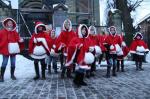 Gegen kalte F&uuml;&szlig;e hatten die Pop-M&auml;use sowie die M&auml;dchen der Dance-Factory auf dem Weihnachtsmarkt in Wolmirsleben das passende Mittel. Bei ihrem Auftritt zeigten sie ihr aktuelles Weihnachtsprogramm, bei dem sich so manche Zuschauer im Takt der Musik mit bewegten.