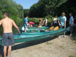 Schnell geeinigt, wer mit wem..., die Kanus ins Wasser und ab gings auf die 8km lange Strecke auf dem idyllischen Fl&uuml;sschen.