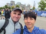 Abschiedsstimmung vor dem Start: Olaf Bothe wird in Gedanken und auf dem Smartphone jeden Kilometer seiner Frau Nancy verfolgen und sie nach &uuml;ber f&uuml;nf Stunden wieder in die Arme nehmen.
