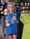 Beim 15. Saale-Auen-Lauf Neuborna errang Emily Siebert (li.) den Pokal f&uuml;r die Siegerin Nachwuchs &uuml;ber 2,6 Kilometer