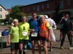 Die Gaensefurther Jan H&uuml;bner (l.) und J&ouml;rg Sch&auml;per (3.v.l.) mit den Lauffreunden Werner Schwenke (2.v.l.) und Heidi Schwenke.