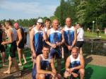 Die Gaensefurther Teilnehmer am Halle-Triathlon stehend Martin Wille, Daniel Rago&szlig;, Olaf Moch, Toralf Schmidtschneider, knieend Steffen Sch&ouml;ler, Thomas Vetter.