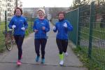 Sylvia K&ouml;hn, Petra Becker und Sabine B&ouml;rner (v.l.) kommen gemeinsam ins Ziel.
