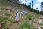 Anja Kroner (Startnummer 19) und Daniel Wuwer (dahinter) k&auml;mpften sich auf den ersten Kilometern des langen Kantens noch gemeinsam durch. Wuwer entschied sich dann f&uuml;r einen Abbruch: „Mir wird die Luft hier oben einfach zu d&uuml;nn!“, verabschiedete er sich an einem Abzweig in das nahe Ziel.