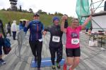 : „Geschafft!“ Das waren lange, st&uuml;rmische und nasse 21,1 Kilometer entlang des Geiseltalsees. Umso mehr freute sich Kathleen Mahler (l.) &uuml;ber die nette Begleitung unterwegs und &uuml;ber die hei&szlig;e Dusche, die im Ziel auf die Finisher wartete.