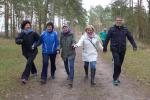 Wer es nicht so eilig hatte, konnte den 1,2 Kilometer langen Rundkurs auch wandernd absolvieren (Sabine B&ouml;rner, Hilde Gaede, Birgit Herrmann, L&uuml;tza Hemmecke und Nico Mahler v.l.).