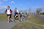 Das gro&szlig;e Feld der L&auml;ufer war nach dem Start noch dicht zusammen.