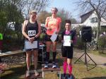 Sandra Homann (rechts) konnte sich nach dem 15-Kilometer-Lauf &uuml;ber den zweiten Platz in ihrer Altersklasse und Platz 3 bei den weiblichen Teilnehmerinnen freuen.
