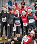 Gruppenfoto nach dem Wettkampf: Juliane Meyer (v.), Isabell von F&ouml;rster, Elke Musial, Yvonne Garnatz, Irina Hohmann, Anke Wahl (m.R.v.l.) sowie ihre m&auml;nnlichen Kollegen Denis Pipping, Klaus Holst von MEDIASPORTS Leipzig und Gr&uuml;n-Wei&szlig; Hohendodeleben.