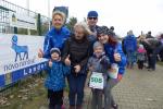 Fast die ganze Familie Geist war nach Demker zum 7. S&uuml;ppling-Cross gereist. Malina Marie ist mit ihrer Mutti Claudia Geist die 1,2 Kilometer gelaufen (re.). Oma und Opa Geist gingen &uuml;ber den Halbmarathon an den Start (hinten, v.l.)