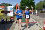 Geschafft! Gemeinsamer Zieleinlauf von Anke Delius und Claudia Meier nach ihren 5,1 hei&szlig;en Kilometern (v.l.)