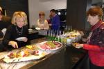 Petra Becker pl&uuml;ndert das Buffet.