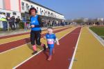 Ein Besuch bei „Oma Bine“ gipfelte f&uuml;r Enkelin Lina Garnatz auf der 600-Meter-Strecke im Blankenburger Sportforum. Die anderthalb Stadionrunden meisterte die dreij&auml;hrige mit einigen Geheinlagen. Sch&ouml;nster Satz nach 6 Minuten auf der Bahn: „Oma nochmal!“