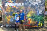 Die gl&uuml;cklichen Marathon-Finisher im Ziel: Lina Epperlein (li) und Mario Kreutzmann (re).