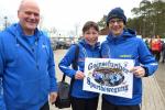 Bode-Runners-Chef Lutz Klau&szlig; &uuml;bergibt den Veranstaltern des SV Angern die Gl&uuml;ckw&uuml;nsche der Gaensefurther Sportbewegung zu ihrer Jubil&auml;umsveranstaltung.