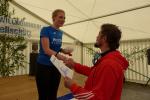 Tina Funke ist noch ganz neu bei den Bode-Runners der Gaensefurther Sportbewegung und feierte bei ihrem ersten Einsatz f&uuml;r die Laufgruppe gleich einen Sieg in der Altersklasse W30 &uuml;ber sechs Kilometer. B&uuml;rgermeister Mirko Kother gratuliert der &uuml;berraschten Deb&uuml;tantin.