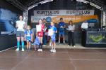 Siegerehrung in der Gesamtwertung &uuml;ber zwei Kilometer: Platz drei f&uuml;r Janine Schroeder (ohne Verein), Platz vier f&uuml;r die siebenj&auml;hrige Lotta Siebert (die auf Grund ihrer starken Laufleistung mit auf die B&uuml;hne durfte), Platz zwei f&uuml;r Emilia Pausch vom TVE Sehnde und Siegerin wurde Emily Siebert (v.l.).