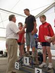 Stephan T&ouml;rmer bekommt seine Ehrung f&uuml;r den Sieg &uuml;ber 5 km.