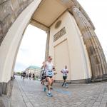 Sehr emotional berichtete Edgar Schmidtke seinen Vereinskollegen vom absolvierten Berlin Marathon. Auch er lief schon oft in Berlin – hier durch das geschichtstr&auml;chtige Brandenburger Tor. Doch das ist noch nicht der Zieleinlauf – den passiert man tats&auml;chlich erst 380 Meter sp&auml;ter. Tausende Zuschauer machten diese 380 Meter f&uuml;r Schmidtke zu einem „Gaensehauterlebnis“. Mit der Wiedervereinigung f&uuml;hrte der Marathon 1990 erstmals durch das Brandenburger Tor.