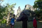 Vor dem Gl&auml;sernen M&ouml;nch steht ein leibhaftiger Mensch in M&ouml;nchskutte, der die L&auml;ufer geb&uuml;hrend empf&auml;ngt.