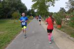 Jan Zaschke auf Runde 5 von insgesamt neun an diesem Tag - durch das Entgegenkommen der Läufer waren die Lauffreunde, wie auch die Verfolger immer gut auszumachen. Jan Zaschke auf Runde 5 von insgesamt neun an diesem Tag - durch das Entgegenkommen der Läufer waren die Lauffreunde, wie auch die Verfolger immer gut auszumachen.