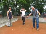 Gro&szlig;e M&uuml;he gab sich Achim Engel, um Sabine B&ouml;rner und Sylvia K&ouml;hn die Grundtechniken des Tennissports zu erkl&auml;ren.