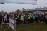 Im Regen starteten die zahlreichen Teilnehmer des Drei-Br&uuml;cken-Laufs &uuml;ber die zwei Distanzen. Unter ihnen waren auch 12 Gaensefurther L&auml;ufer und Triathleten . 