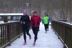 Sibylle Sch&auml;per und Claudia Meier (v.l.n.r.) beim &Uuml;berqueren der ersten Br&uuml;cke &uuml;ber die Selke.