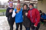 Zur&uuml;ck im Ziel wurde mit einem Becher Punsch auf das erste sch&ouml;ne Lauferlebnis im neuen Jahr angesto&szlig;en (Sibylle Sch&auml;per, Jens-Uwe B&ouml;rner, Hilde Gaede, Claudia Meier, v.l.n.r.)
