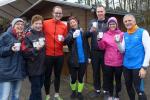 Die Bode-Runners Sabine (4.v.l.) und Jens-Uwe B&ouml;rner (r.) mit Familie und Freunden lie&szlig;en sich von der schlechten Wetterprognose nicht von der Teilnahme abhalten.