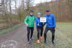W&auml;hrend Lutz H&uuml;lskath (li.) bereits 50 Radkilometer in den Beinen stecken, hat er mit den beiden Bode-Runners Claudia Meier und Josef Hindricks hier den Wendepunkt der Zehn-Kilometer-Distanz erreicht. Nun nur noch 55 Kilometer zur&uuml;ck nach Bernburg…