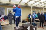 Susi Bechstein freut sich mit dem Maskottchen der Gaensefurther &uuml;ber Platz 2 in ihrer Altersklasse  auf der 5,8 km Strecke. 