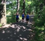 Kathleen Mahler, Sabine B&ouml;rner und Sandra Homann (v.l.) genie&szlig;en den Lauf unter wettkampf&auml;hnlichen Bedingungen.