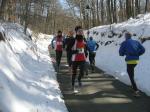 Entlang der Laufstrecke t&uuml;rmten sich Schneemassen- von Fr&uuml;hling keine Spur.