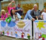 'Guck mal, das hab ich gemalt', h&ouml;rte man nicht selten von den kleinsten Teilnehmern beim Anblick der bunt verzierten Absperrbaken entlang der Strecke.