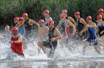 Die Teilnehmer des Volkstriathlons begaben sich zuerst in den L&ouml;derburger See. 