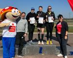 Lina Epperlein (Mitte) war die gro&szlig;e Gewinnerin &uuml;ber den ¾ Marathon beim17. Herrenkrugparklauf in Magdeburg. Auf Platz zwei lief Angela Gukasjan (li.) vom HSV Medizin Magdeburg, Dritte wurde Annika Wallstab (WunschTeam, re.).
