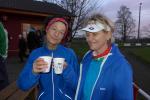 Der Gl&uuml;hwein scheint Sabine und Petra zu schmecken.