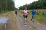 Auf der 5,7 Kilometer Distanz l&auml;uft Kathleen Mahler (re.) schon Richtung Ziel. Eine Trinkpause war bei den angenehmen Temperaturen und der geringen Streckenl&auml;nge nicht unbedingt erforderlich.