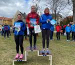 Ehrung f&uuml;r Sandra Homann (li.), die auf der Kurzstrecke den Gesamtplatz drei bei den Damen erreichte.