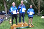 Zwei m&auml;nnliche Bode-Runners auf dem Podest - das ist selten. Umso mehr freuen sich J&uuml;rgen G&uuml;nther (li.) und Jens-Uwe B&ouml;rner (re.) &uuml;ber ihre Urkunden.